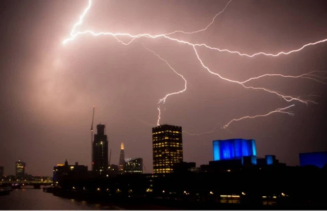 建筑物防雷措施_避雷针工作原理_尖端放电现象与避雷针的关系