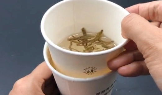 用一次性杯子泡茶技巧_不锈钢保温杯底部有个小孔的吗_一次性杯底扎孔泡茶